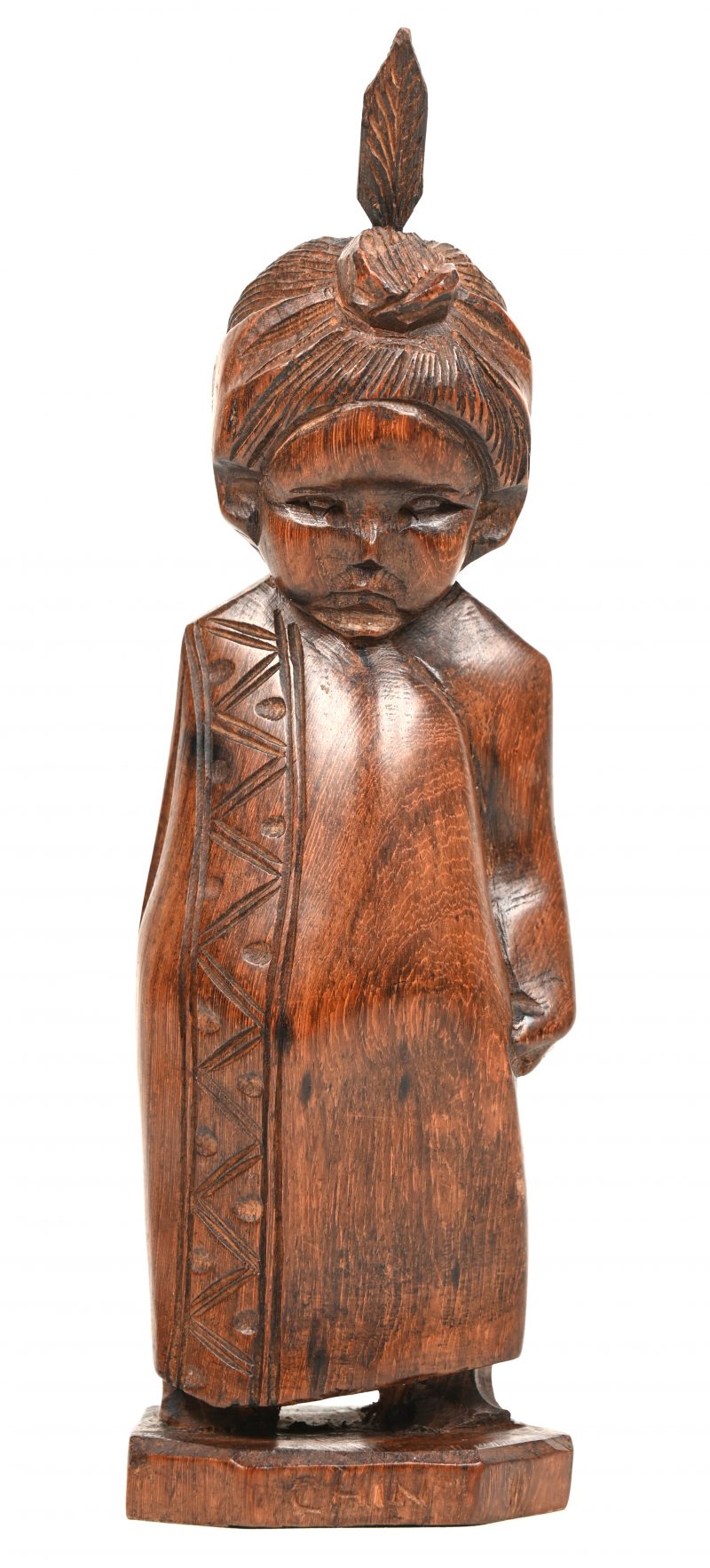 Een hout gesculptuurd beedje van een Aziatisch kind met pluim in haar. Onderaan inscriptie “CHIN”.