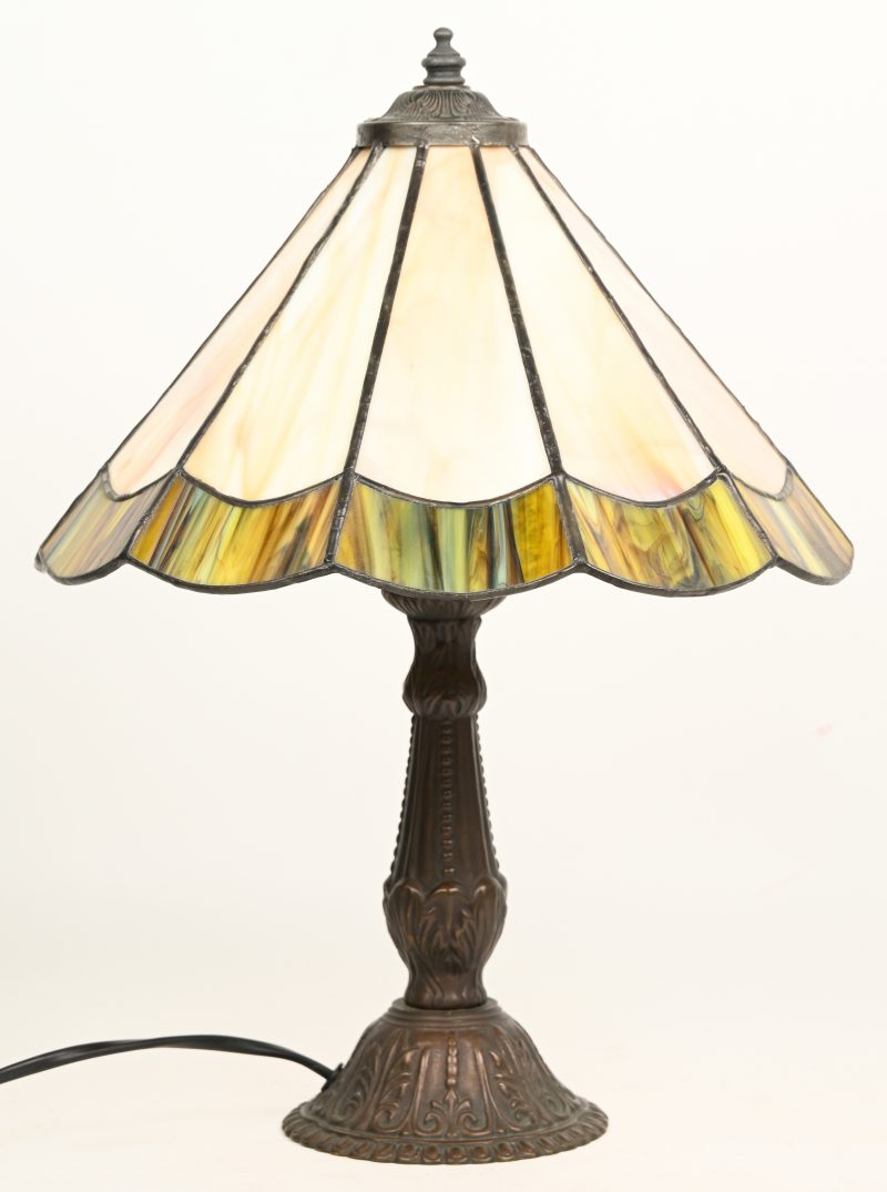 Een Tiffany tafellampje beige met groene rand.