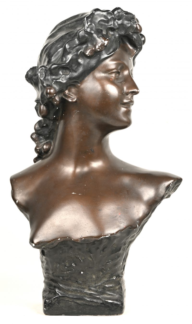 Een pleisteren buste van een dame, naar Jef Lambeaux.