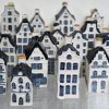 72 Amsterdamse huisjes van blauw en wit aardewerk uitgegeven door BOLS-HENKES voor KLM. Grotendeels verzegeld met waszegel.