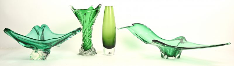 Een lot van vintage schalen en vazen waarvan 3 in Murano glaspasta eneen groen glazen vaas gestickerd Seda Sweden .