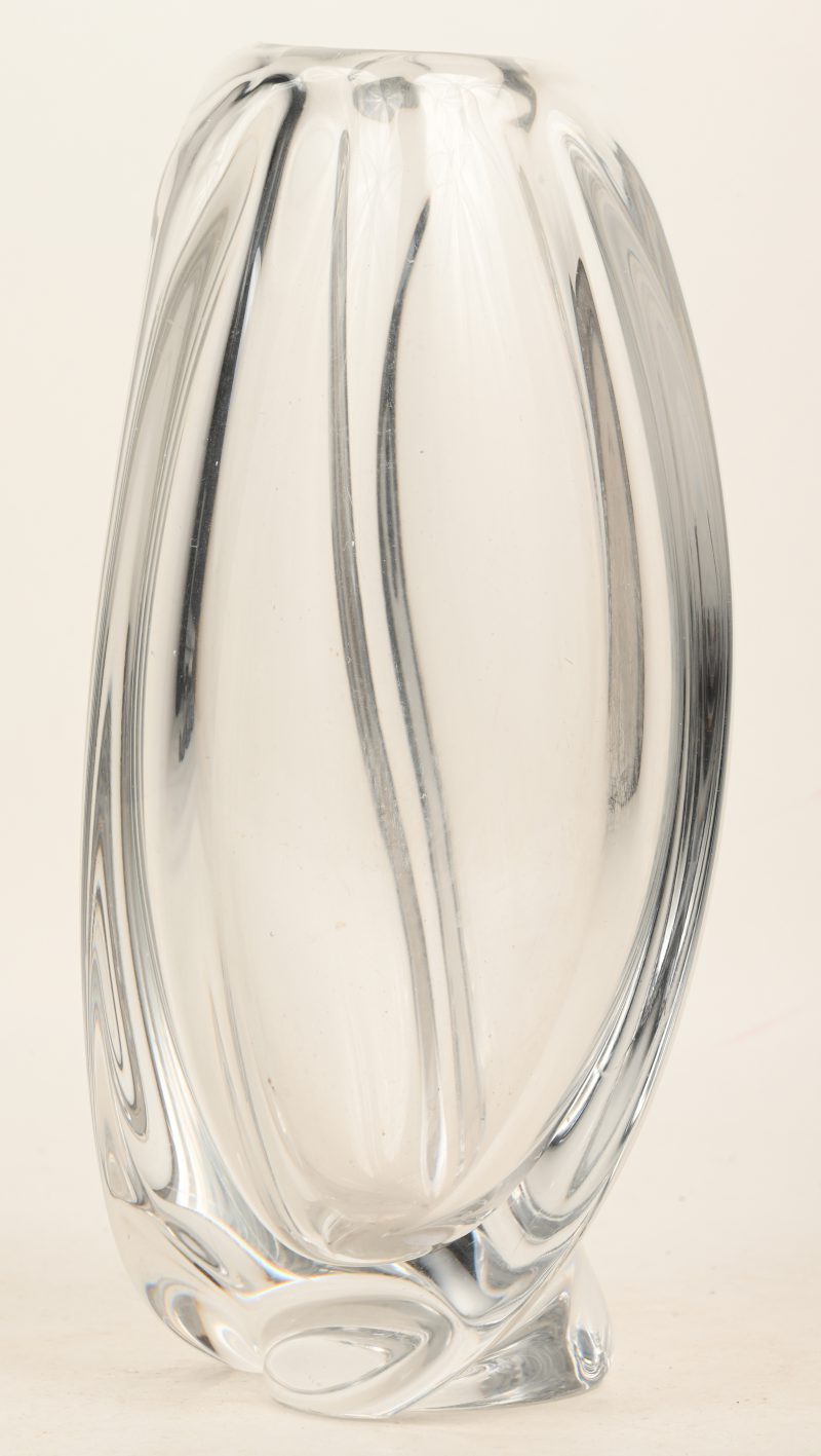 Een modernistische doorzichtige vaas van Val Saint Lambert uit de jaren 60 van de vorige eeuw .
