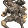 Een bronzen beeld van 2 dames rug tegen rug zittend en gesigneerd B. Wachsstoch ‘89 , 3/7 .