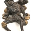 Een bronzen beeld van 2 dames rug tegen rug zittend en gesigneerd B. Wachsstoch ‘89 , 3/7 .
