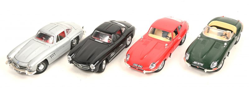 Een lot van 4 schaalmodellen , Burago , 1/18 , 2 x Mercedes , 2 x Jaguar .