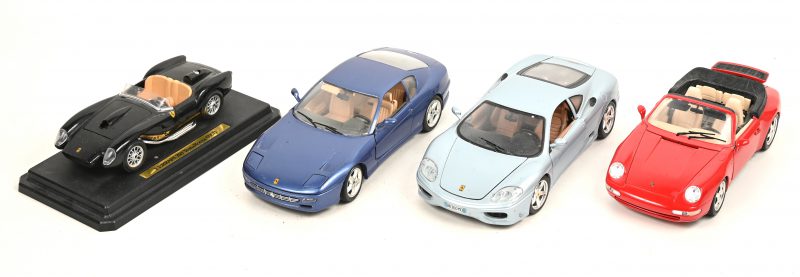 Een lot van 4 schaalmodellen , 3x1/18 , waarvan 3 x Ferrari en 1 Porsche .