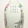 Een polychrome Chinees porseleinen vaas. Decoratie met figuren.
