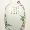 Een polychrome Chinees porseleinen vaas. Decoratie met figuren.