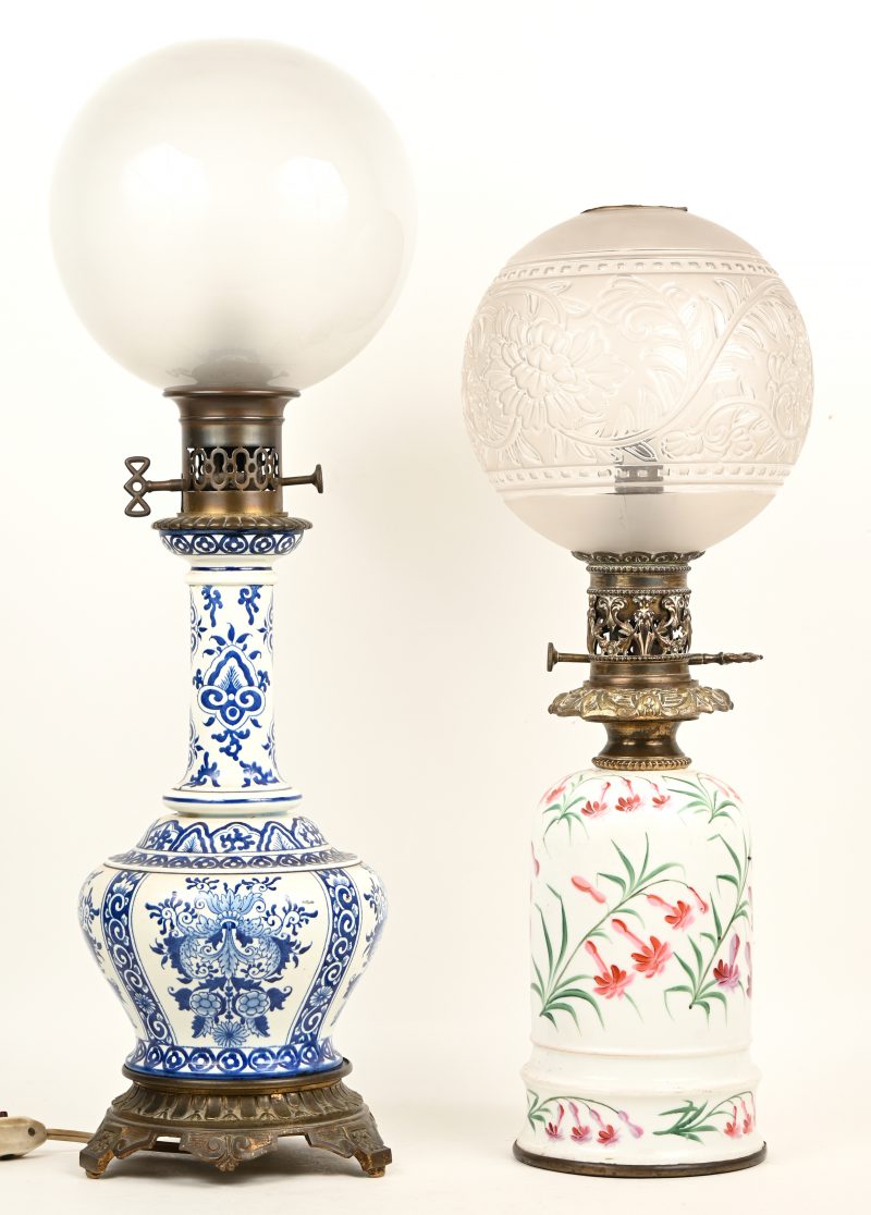 Een paar olielampen uit koper en aardewerk. Eén blauw en wit (gemonteerd als lamp), de andere polychroom met decor van bloemen. Met satijnglazen schemer, en een andere.