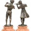 ‘Muzikanten.” Twee bronzen beeldjes op roze marmer. Draagt handtekening.