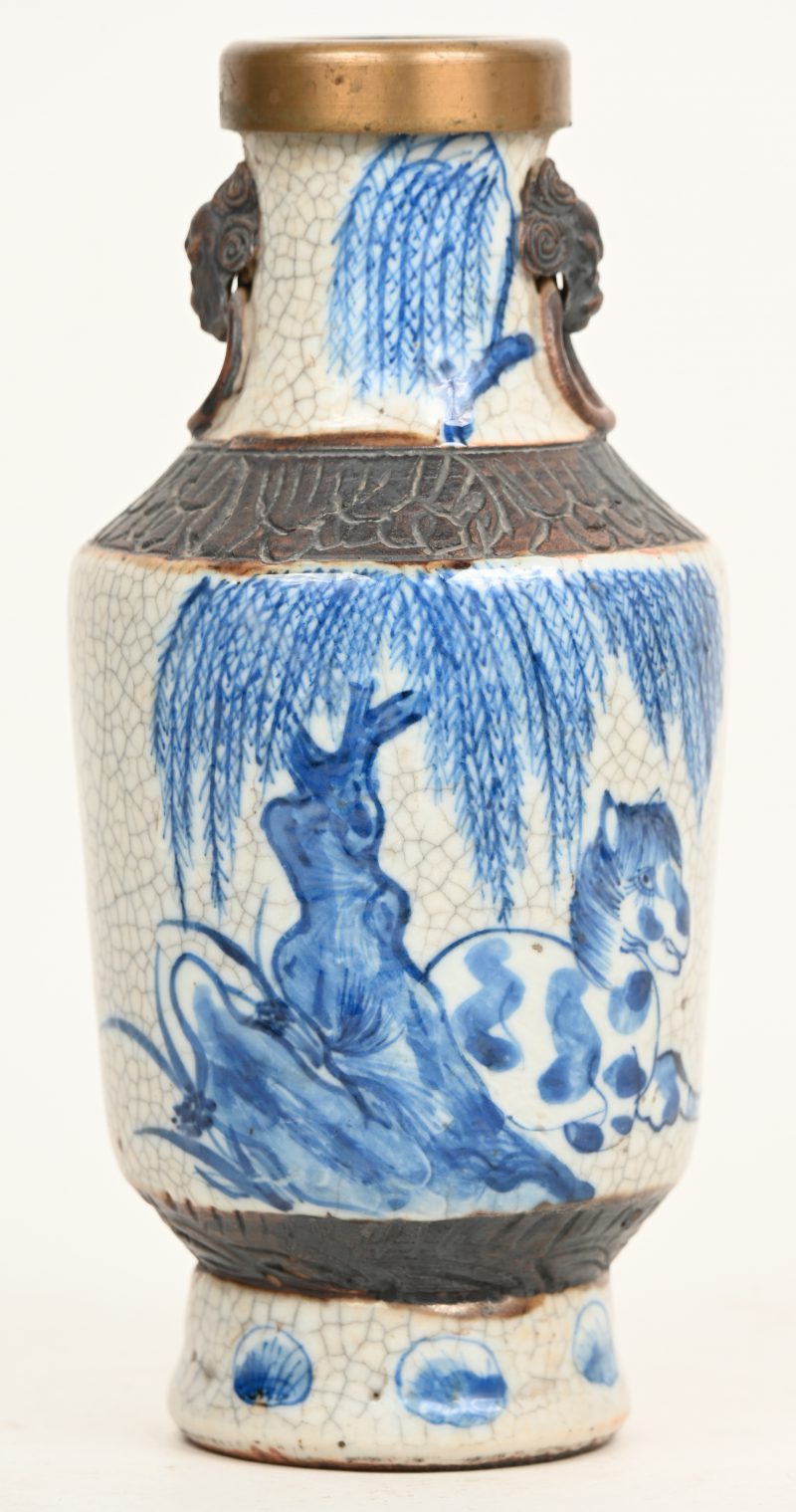 Een blauw en witte Nankin vaas, decoratie met paard en boom. Nek hersteld met koperen ring.
