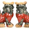 Een paar Chinees porseleinen foo-dogs.