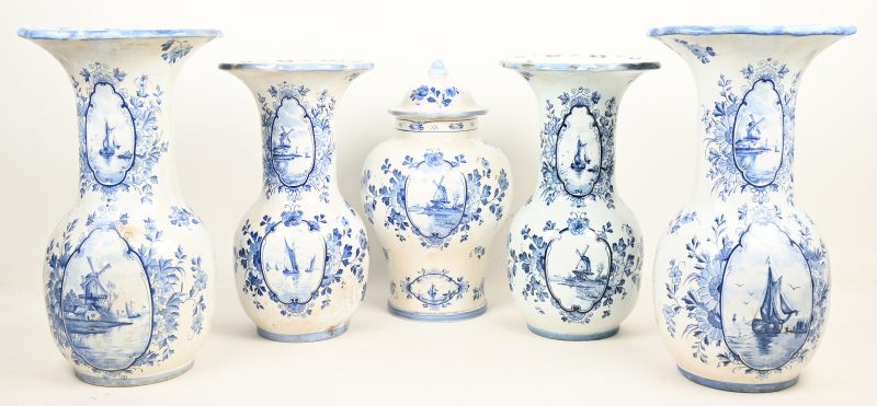 Vijf diverse vazen van blauw en wit aardewerk, waarvan 4 met Engels registratiemerk in reliëf. En 1 dekselvaas gemerkt Delft.