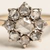 Een 18 karaats witgouden ring bezet met diamanten oude slijp met een gezamenlijk gewicht van +- 0,80 ct.