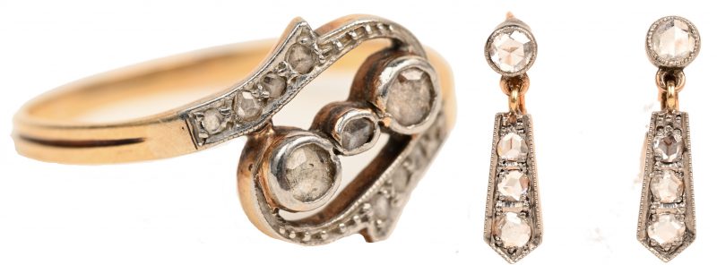 Een paar 18 karaats wit en geelgouden oorbellen en bijpassende ring bezet met diamanten oude slijp met een gezamenlijk gewicht van +- 0,60 ct.