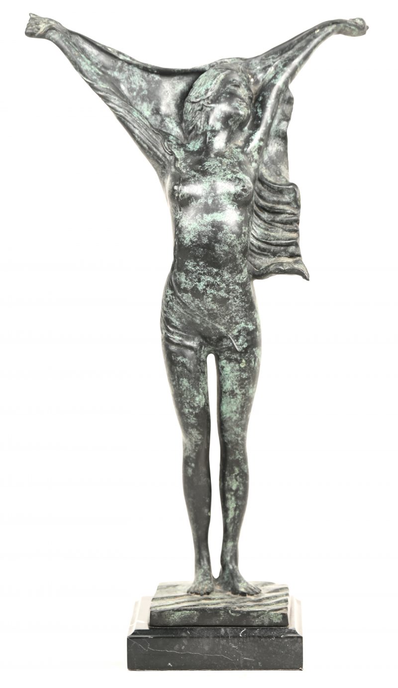 Een bronzen beeld van een naakte dame , niet gesigneerd .