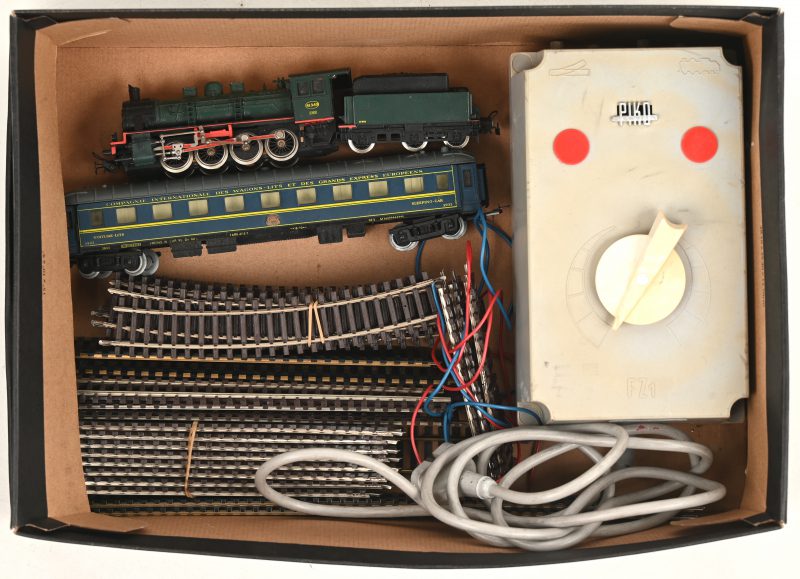 Een treinsetje met stoomlocomotief, rails en transformator. Bijgevoegd Jouef for playcraft wagon.