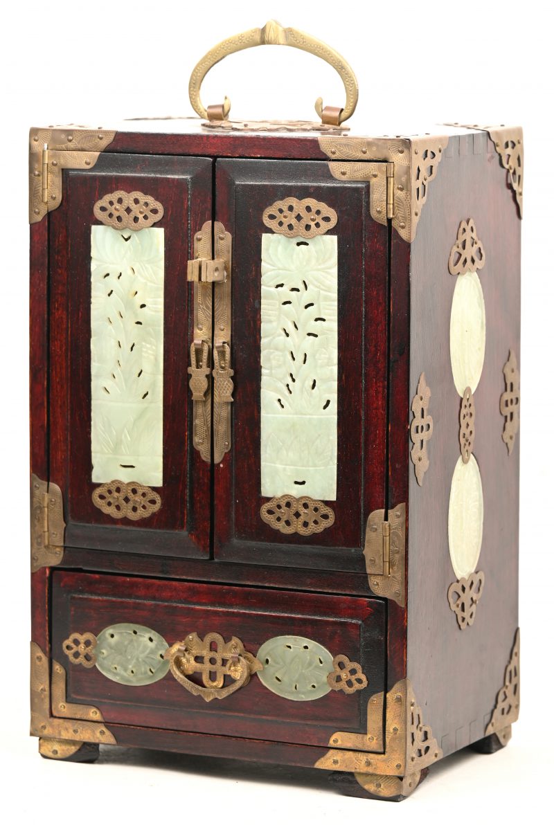 Een Chinees juwelenkistje uit zwart gelakt hout en parelmoer ingelegde details. 2 deurtjes en schuifje.