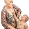 “Grootvader met kleinzoon”. Een beeld in gepolychromeerde terracotta, gesigneerd “F. Foucher”.