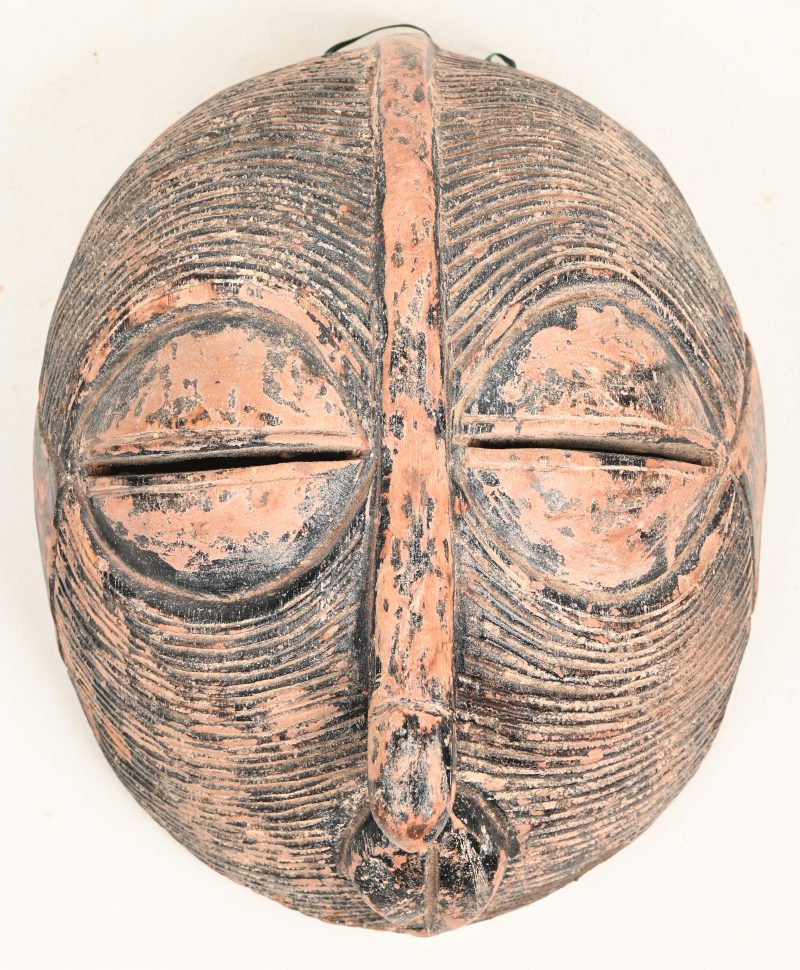 Een Afrikaans masker in gesculptuurd hout, Luba, DRC.