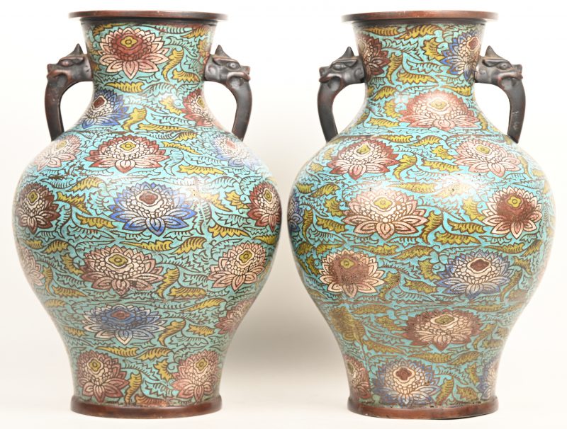 Een paar Japanse bronzen vazen, cloisonné met bloemendecor, 19e eeuw, onderaan gemerkt.