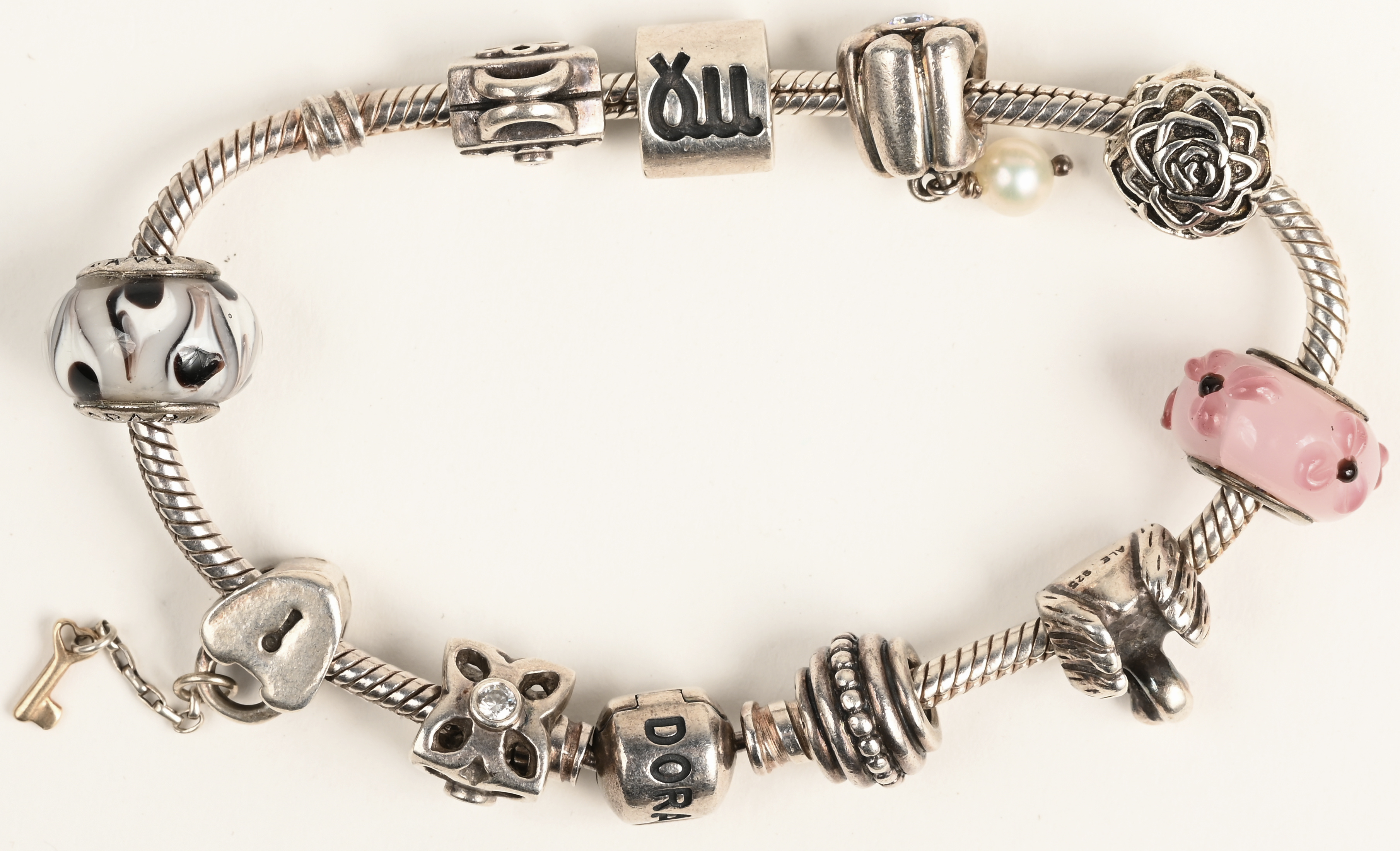 roman item Gietvorm Een Pandora zilveren armband met 10 bedels. – Jordaens N.V. Veilinghuis