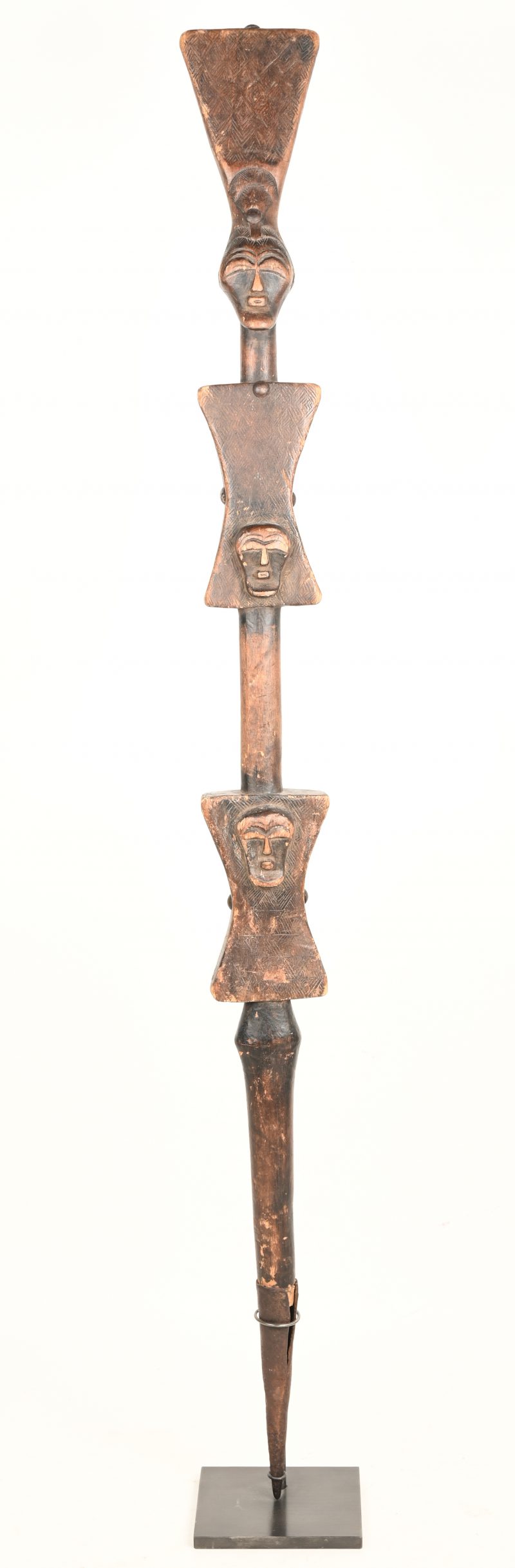 Een scepter op een voetje van de Songye stam uit Zuidoost Congo .De scepter symboliseerd macht , invloed , autoritei en privilege .Met certificaat .