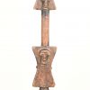 Een scepter op een voetje van de Songye stam uit Zuidoost Congo .De scepter symboliseerd macht , invloed , autoritei en privilege .Met certificaat .
