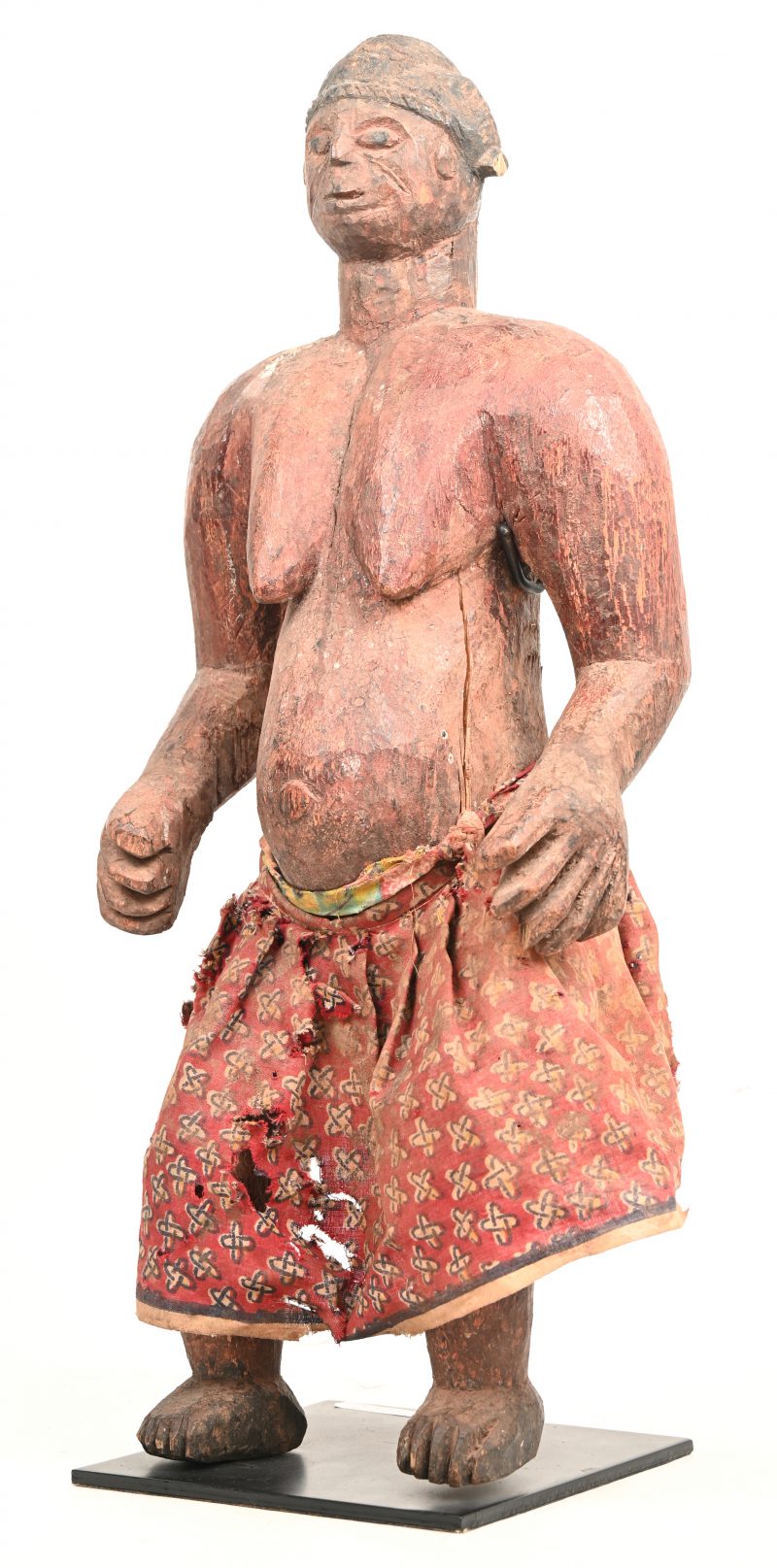 Een Afrikaans beeld op metalen sokkeltje van de Idoma stam uit Nigeria voorstellende een zwangere vrouw .