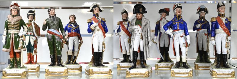 Een serie van elf napoleontische officieren van veelkleurig porselein. Gemerkt onderaan.