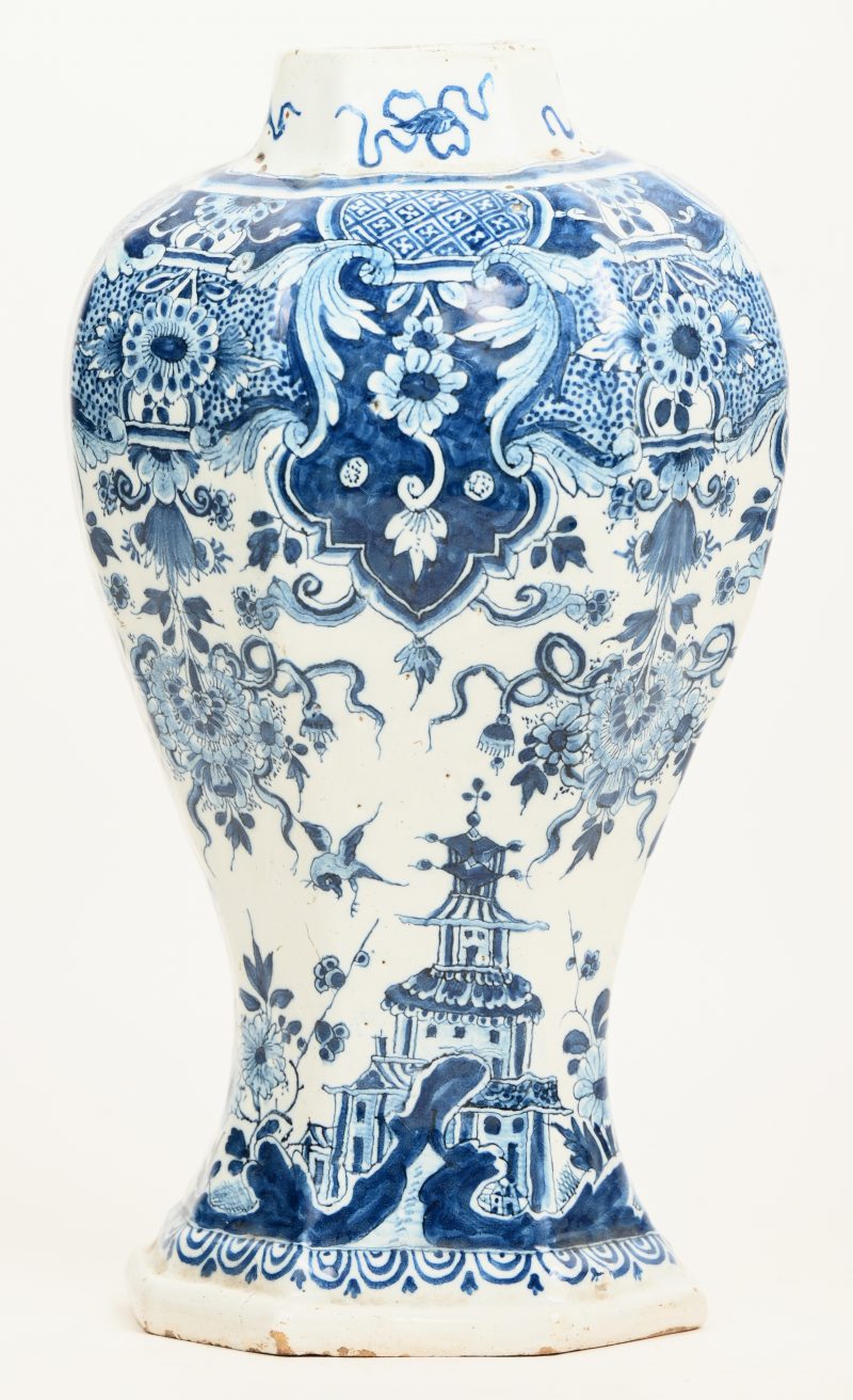 Een vroeg Delftse vaas met fijn schilderwerk en pagode. Onderaan gemerkt, oude collectie. Deksel manco. Begin 18e eeuw.