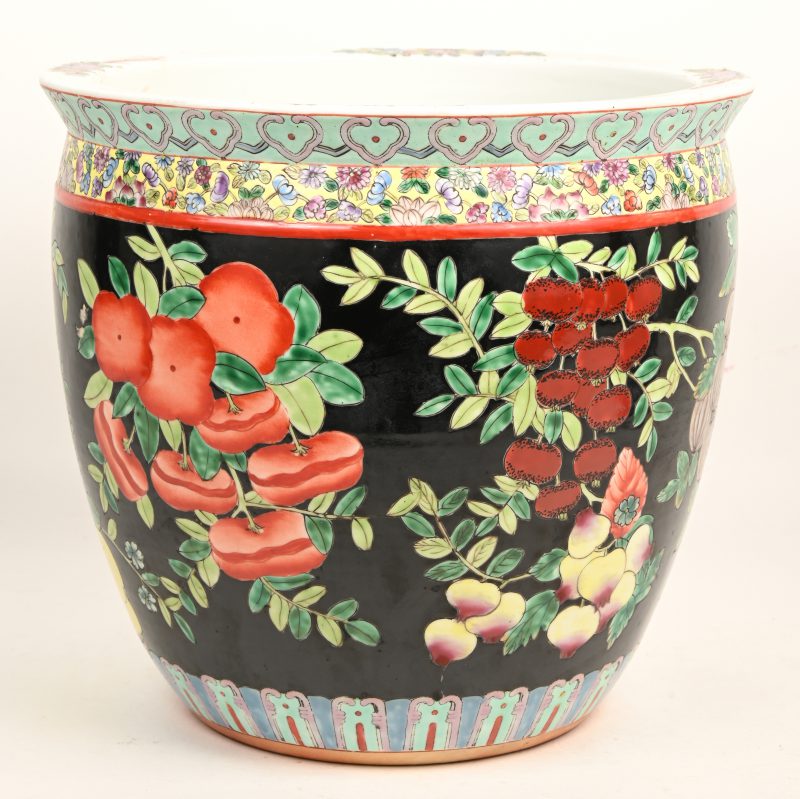 Een rijkelijk versierde cache-pot met fruitmotieven in porselein .