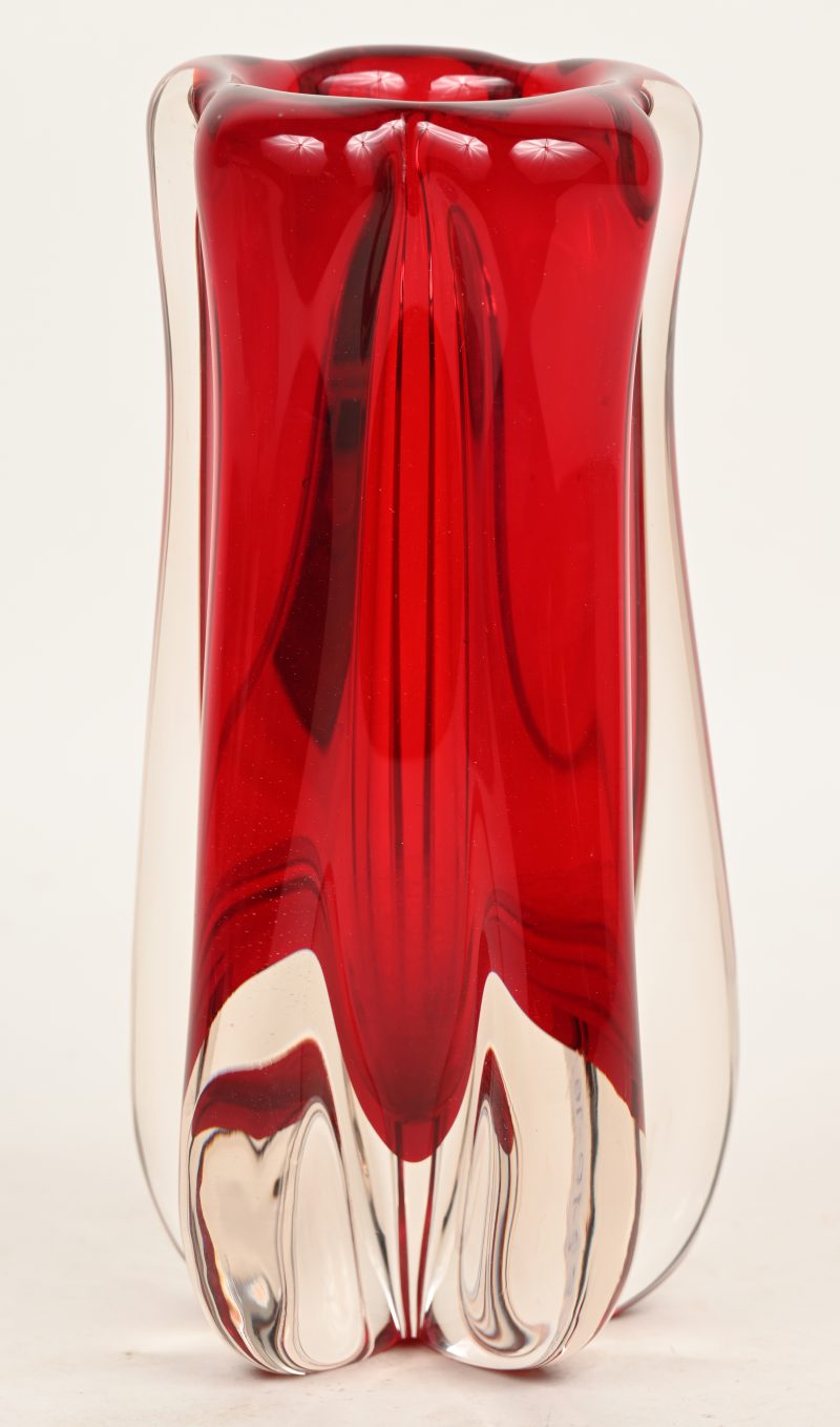 Een vaas uit de jaren 60 in kristal , rood in de massa . VSL?