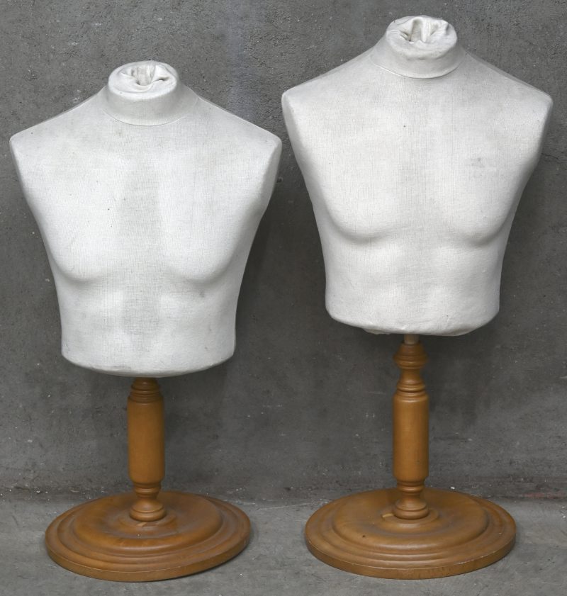 Een set van 2 mannequin poppen op een ronde houten voet .