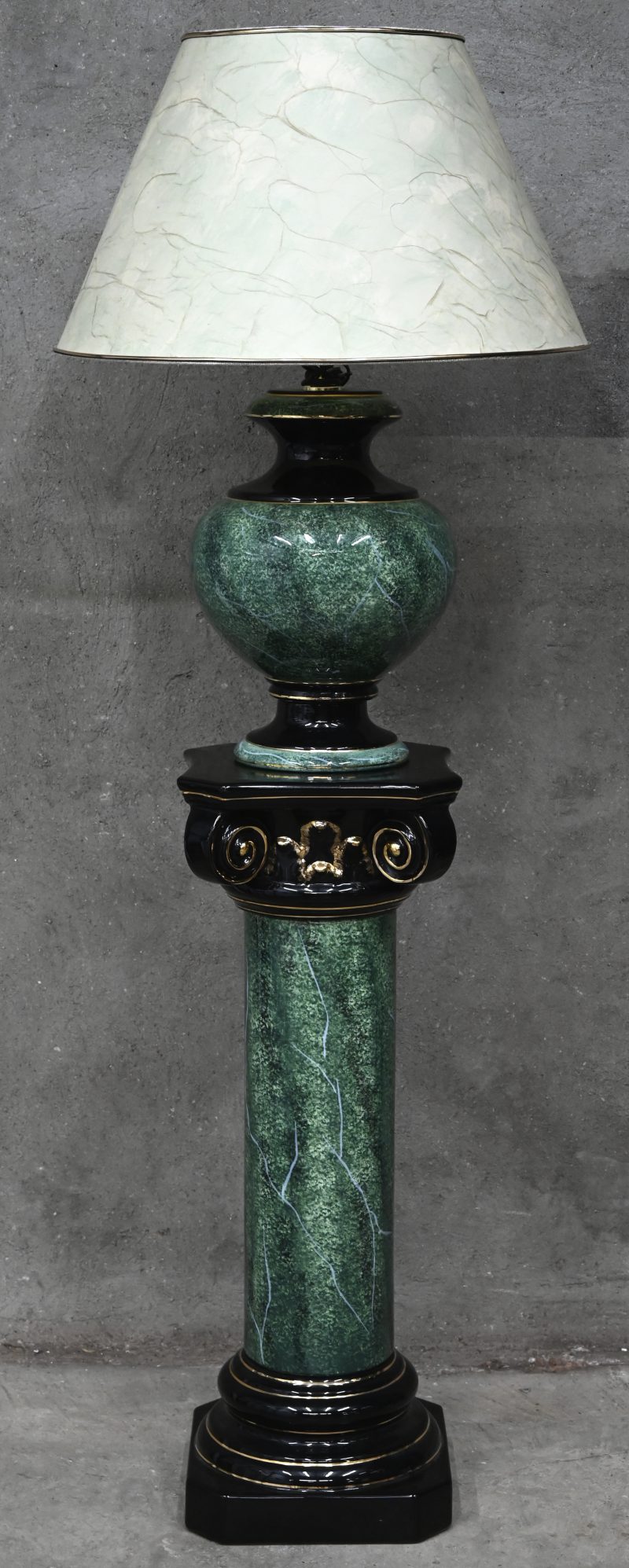Een keramische lamp op sokkel uit de jaren 80 van de vorige eeuw . Groen / zwart met goudkleurige accenten .