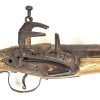 Een Ottomaans vuursteenpistool met koperen decoratie. Laat 19de eeuw.