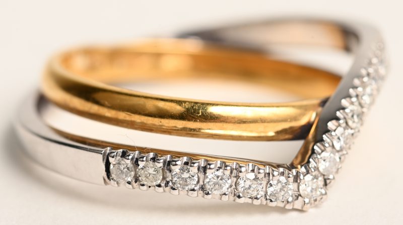 Een 18 karaats wit en geelgouden ring bezet met een briljanten met een gezamenlijk gewicht van +- 0,26 ct.