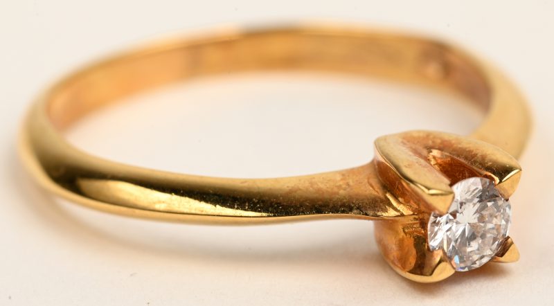Een 18 karaats geelgouden ring bezet met een solitair van +- 0,18 ct.