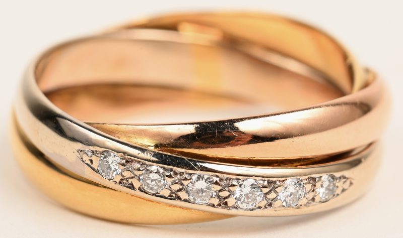 Een 18 karaats driekleurige gouden ring bezet briljanten met een gezamenlijk gewicht van +- 0,18 ct.