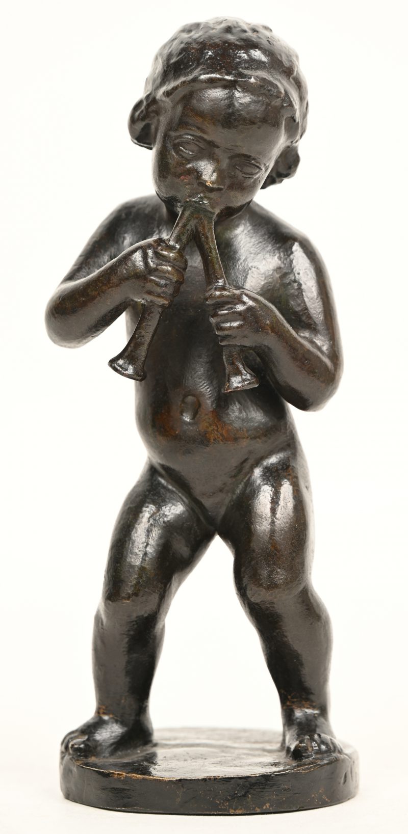 Een vermoedelijk 18de eeuws bronzen beeldje van een puti met Aulos instrument.