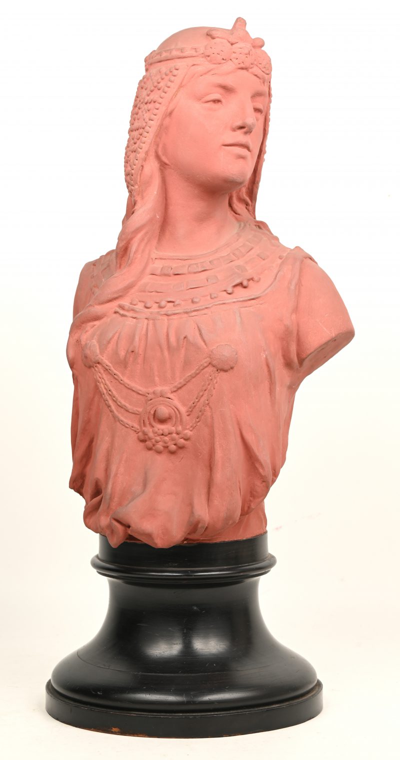 Een terracotta art nouveau buste van een oriëntaalse dame. Laat 19de eeuw.