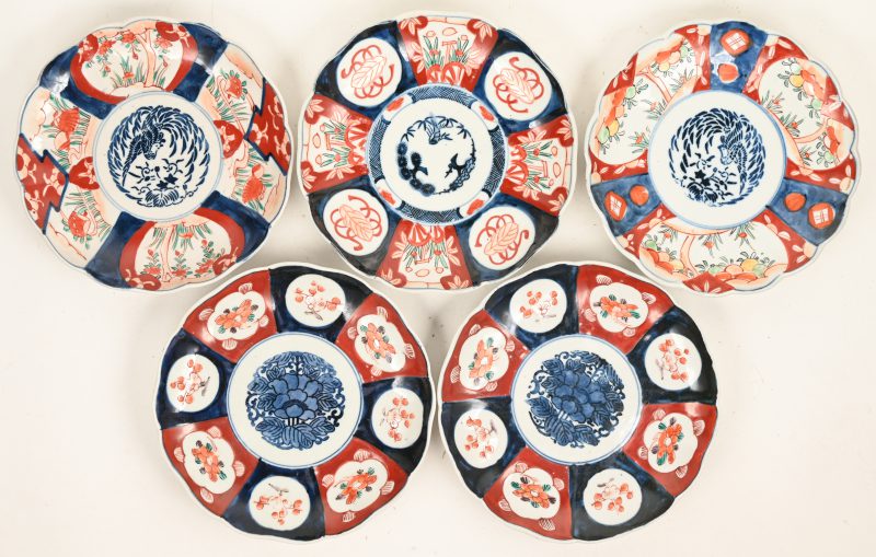Een lot van vijf Imari borden, eind 19de eeuw.