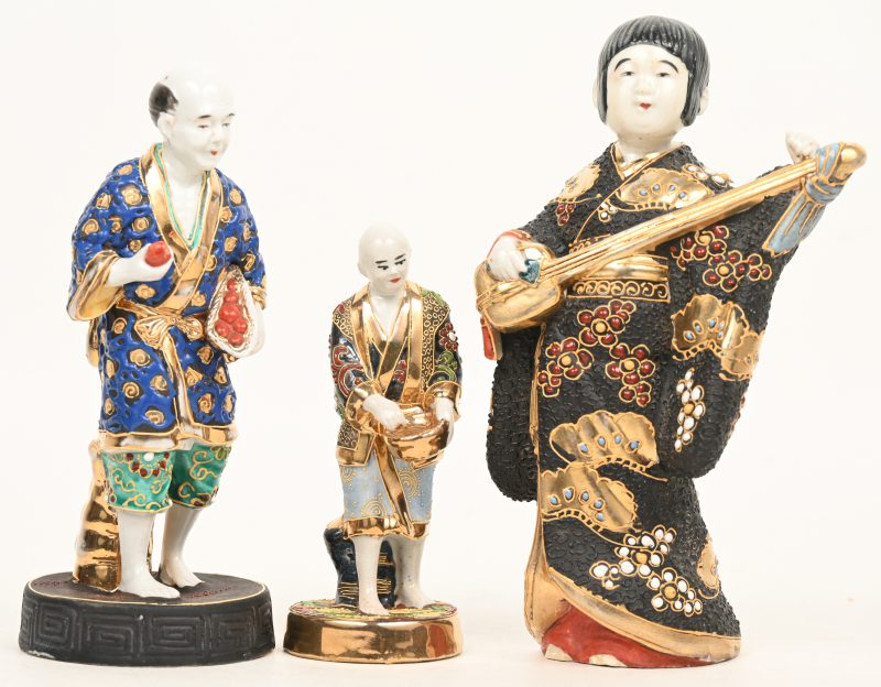 Een lot van drie Satsuma beeldjes, twee mannen en een vrouw.