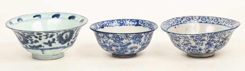 Een lot van drie blauw en witte Chinees porseleinen kommetjes, waarvan één gemerkt. Vermoedelijk vroeg 19de eeuw.