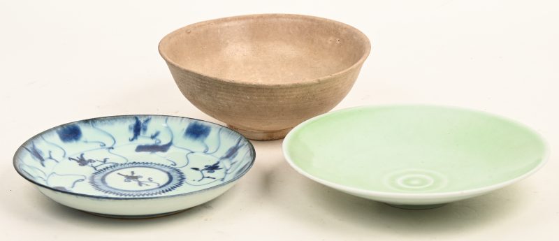Een lot bestaande uit een aardewerken kom, een gemerkt celadon schaaltje en een porseleinen blauw en wit bord, gemerkt onderaan en aan de voorkant.