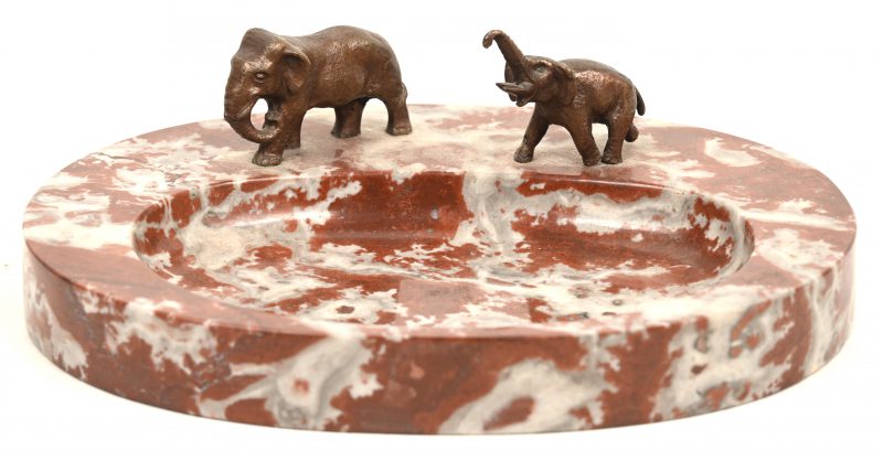 Een vide-poche van wit en rood marmer met twee kleine bronzen olifantjes