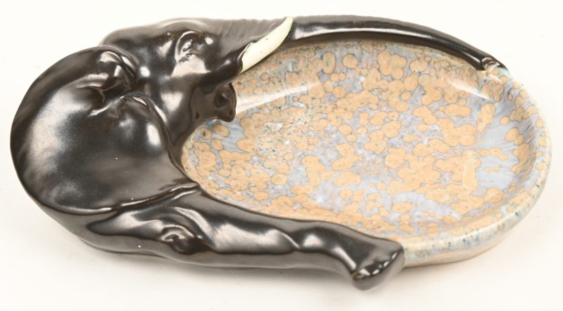 Een ceramische vide-poche met olifant. Jaren ‘30.