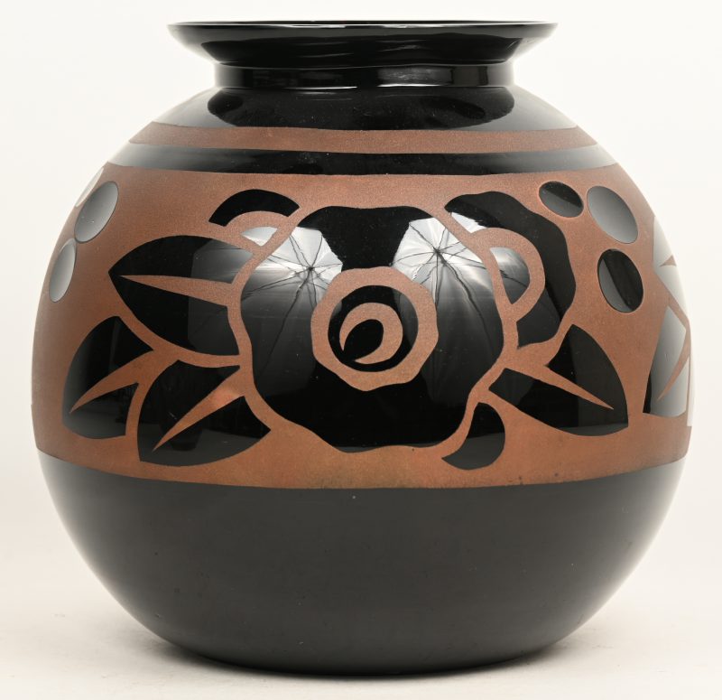 Grote bolle Boomse vaas uit de Artver reeks , circa 1935 , ontworpen door Paul Heller . Bruin en zwart glas.