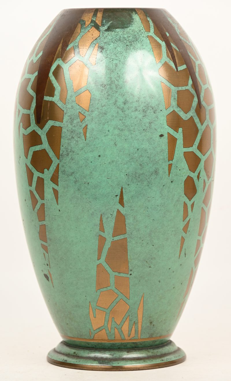 Een art deco vaas van gekleurd metaal, gemerkt WMF.