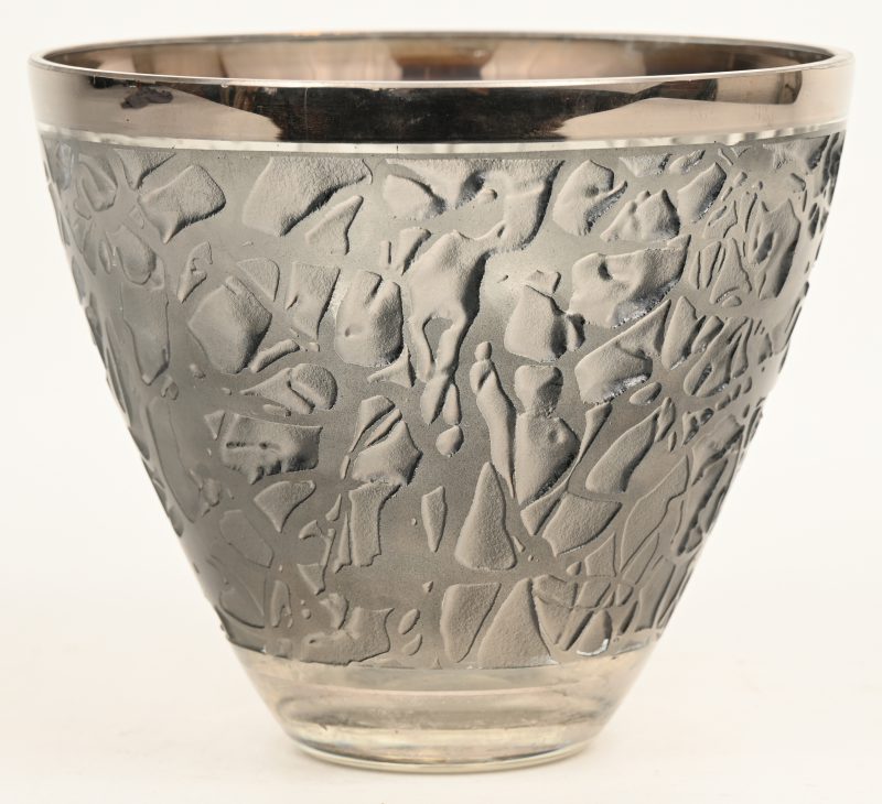 Een kratervaas van glas, bewerkt met zuur, met verzilverd metalen rand.
